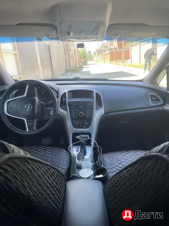 Opel Astra, 2011 года