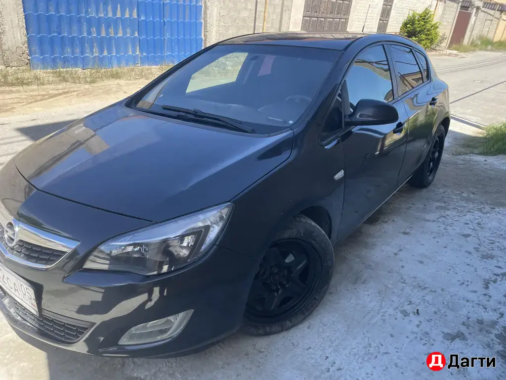 Opel Astra, 2011 года