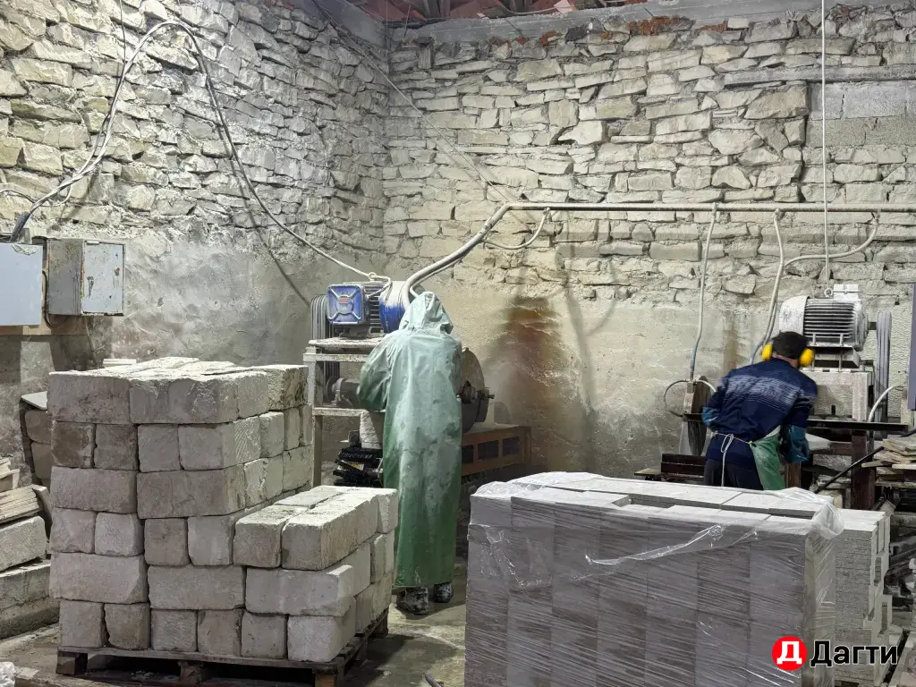Работники в цех по резки камня