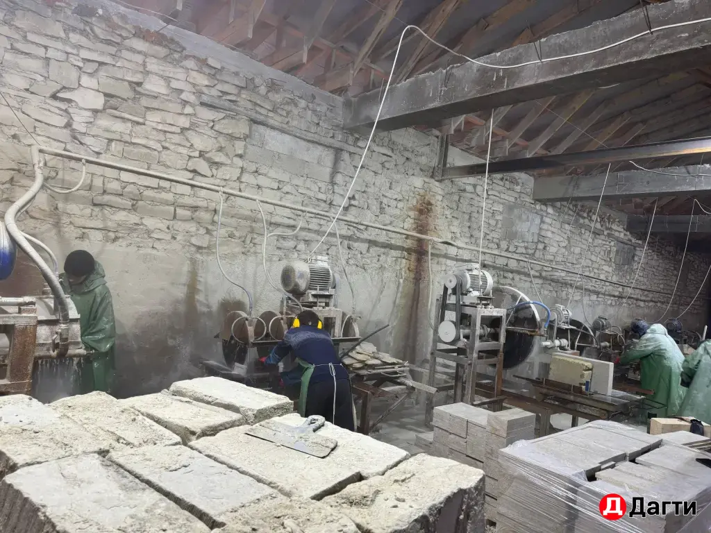 Работники в цех по резки камня