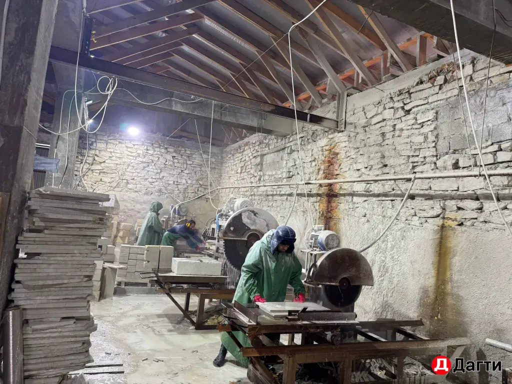 Работники в цех по резки камня