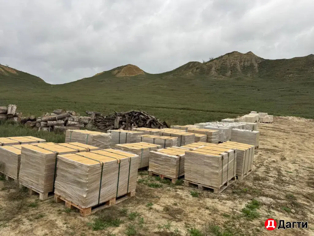 Работники в цех по резки камня