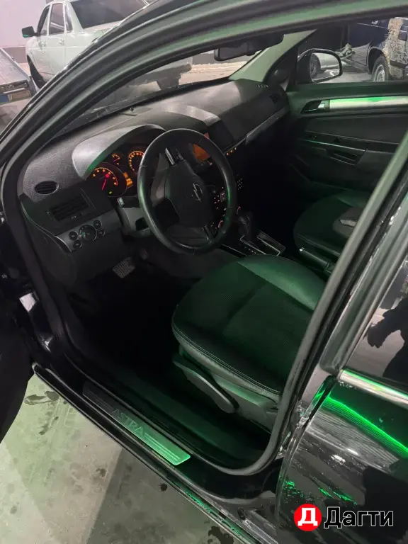 Opel Astra, 2011 года