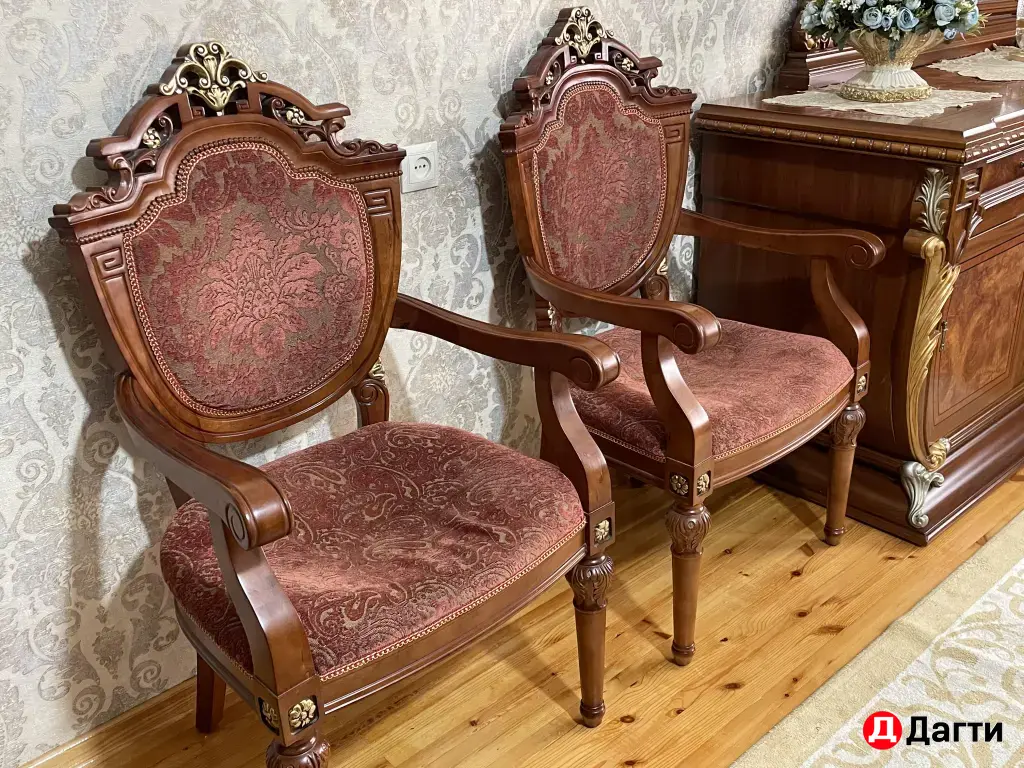 обеденный стол со стульями