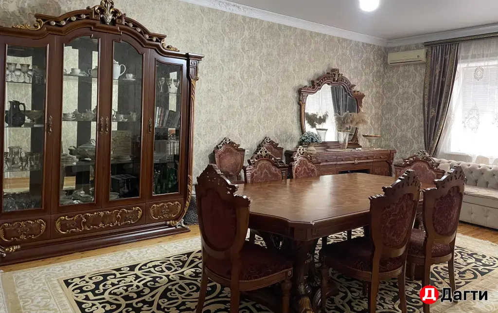 обеденный стол со стульями