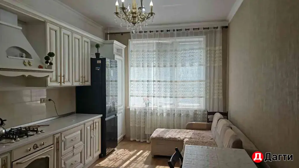 сдается 2 ком кв на 2 этаже 5 эт.кирпичного дома .(80 кв.м)