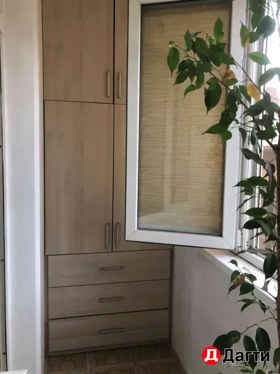 сдается 2 ком кв на 2 этаже 5 эт.кирпичного дома .(80 кв.м)