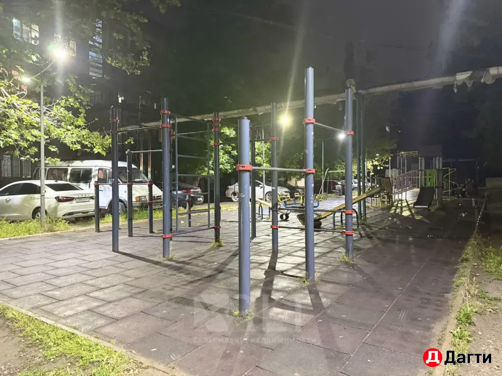 Продается уютная 4-х комнатная квартира по проспекту Шамиля в районе Восточного рынка.