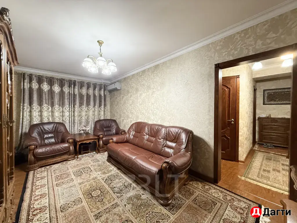 Продается уютная 4-х комнатная квартира по проспекту Шамиля в районе Восточного рынка.