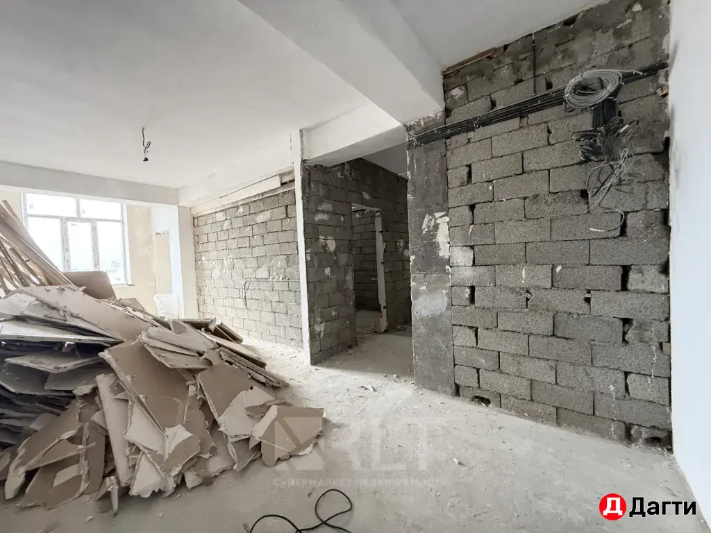 Продается просторная двухкомнатная квартира по улице Хаджи Булача
