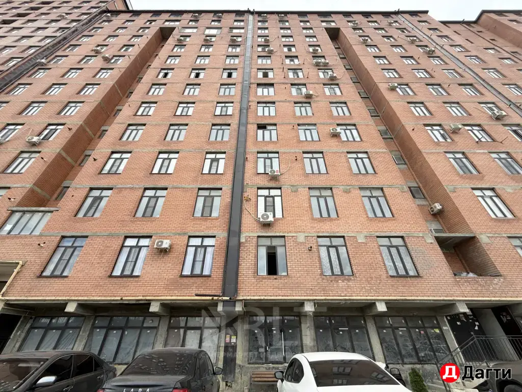 Продается просторная двухкомнатная квартира по улице Хаджи Булача