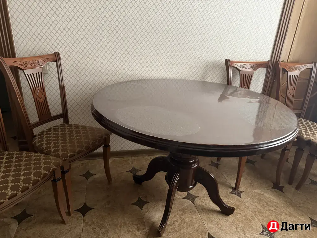 стол стулья в месте