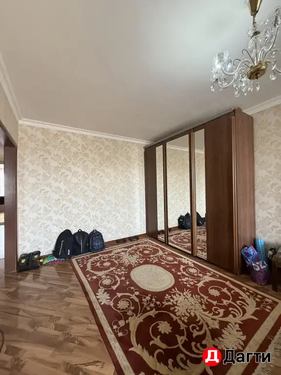 Продаётся 4-комнатная квартира